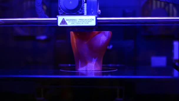 3D-printer worden afgedrukt op het model van de hand — Stockvideo