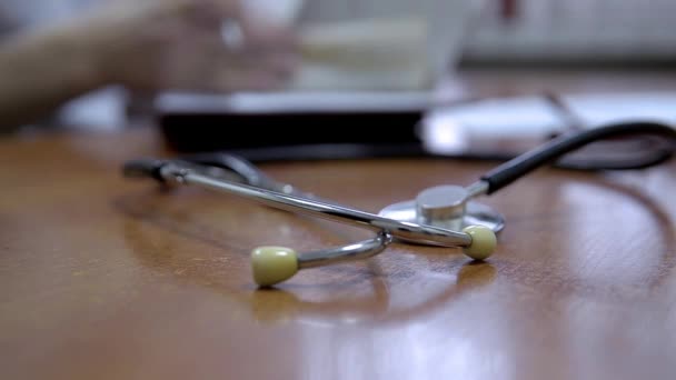 Médecin au travail écrit une ordonnance — Video