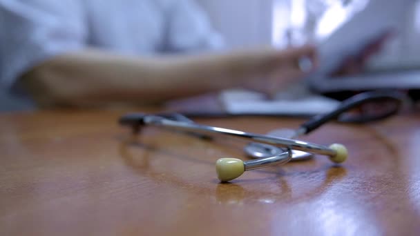 Γιατρός Κάνει Σημειώσεις Ένα Ημερολόγιο Στο Γραφείο Του — Αρχείο Βίντεο