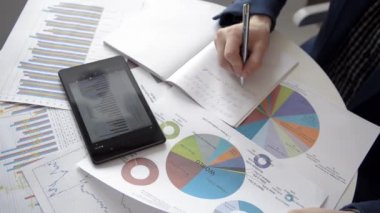 İstatistiklerle Çalışan İşadamı