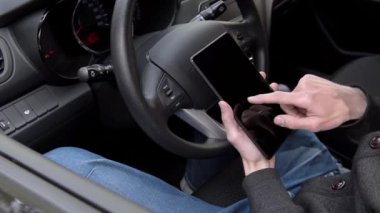 Araba dijital tablet ile oturan adam