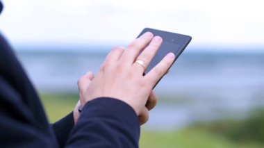 Adam dijital tablet kullanır