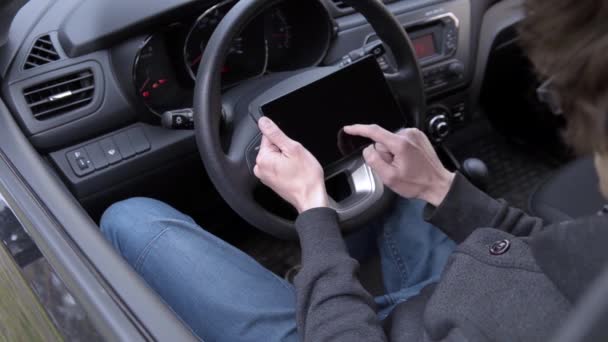 Ο άνθρωπος που κάθεται στο αυτοκίνητο με ψηφιακό tablet — Αρχείο Βίντεο