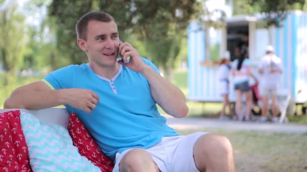 Hombre Hablando Por Teléfono Bebiendo Cóctel Parque — Vídeo de stock