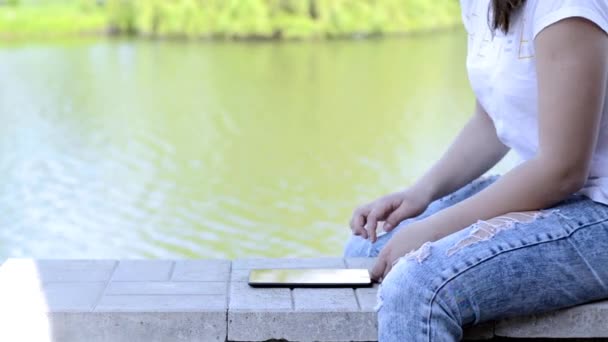 Fille Utilise Tablette Numérique Près Lac — Video