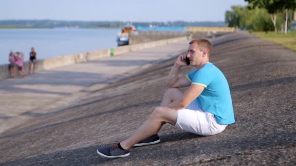 Man Pratar Telefonen Nära Sjön — Stockvideo