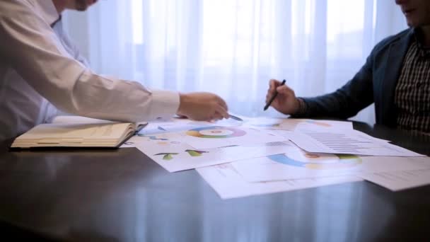 Dos Hombres Negocios Trabajan Juntos Oficina Con Gráficos — Vídeo de stock