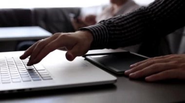 Grafik Tasarımcı Dijital Tablet Kullanıyor