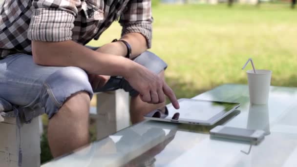 Man Met Tablet Zit Het Park Aan Tafel — Stockvideo