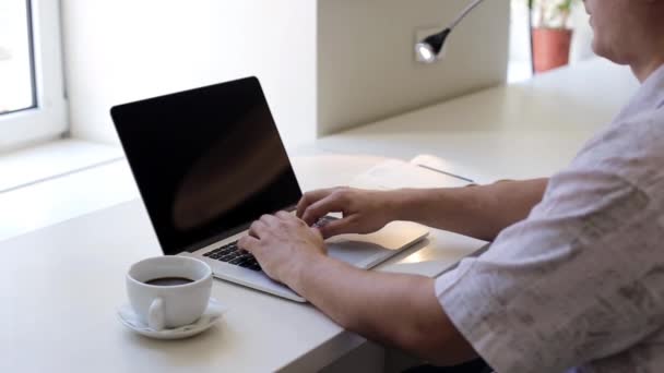 Nahaufnahme Eines Mannes Der Auf Einem Laptop Tippt — Stockvideo