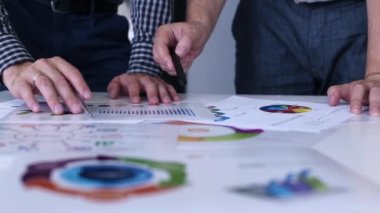 İş adamları mali istatistikleri tartışıyor