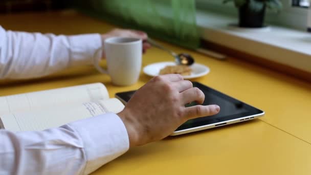 Άνθρωπος Γεύμα Κάθεται Στο Γραφείο Και Την Εργασία Ένα Tablet — Αρχείο Βίντεο