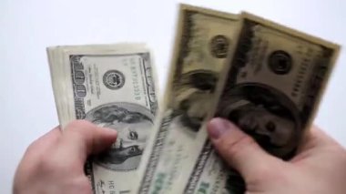 Bir adam elinde para sayar