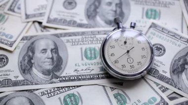 100 dolarlık banknotlar üzerinde kronometre yalan