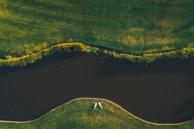 Çerçeve bir dron birkaç tutuşup çim üzerinde yalan vurdu.