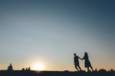 Kaç gün batımı arka plan üzerinde ellerimi. Siluet çerçeve