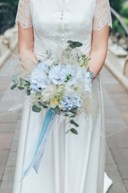 Gelinin ellerinde güzel bir buket