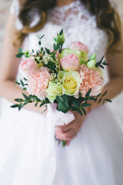 Hermoso Ramo Con Rosas Las Manos Novia —  Fotos de Stock