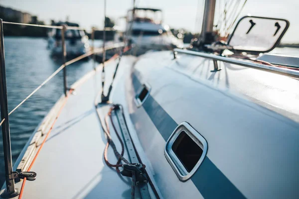 Iate Com Janelas Abertas Cais Com Outros Barcos Fotos De Bancos De Imagens