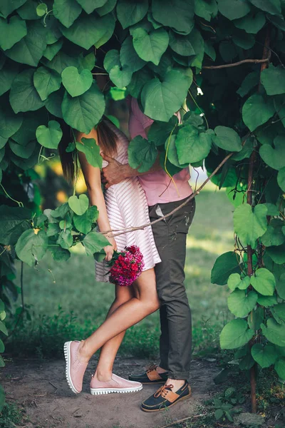 Casal Beijos Atrás Das Folhas Uma Árvore — Fotografia de Stock