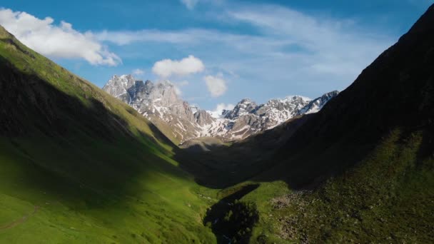 Πετώντας Πάνω Από Την Κοιλάδα Όμορφο Βουνό — Αρχείο Βίντεο