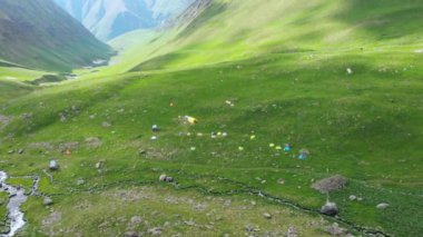 Uçan çadır kampta yüksek dağların üzerinden