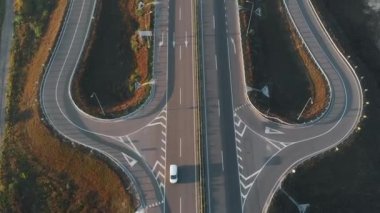 Yukarıdan görüntüleyin. Rating kavşak arabalar sabahın erken saatlerinde hareket ediyor
