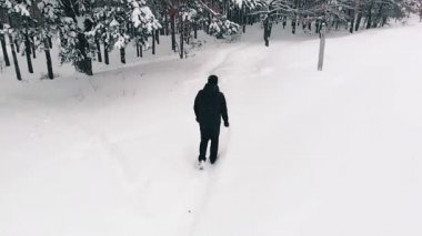Kar üzerinden yürüyen yalnız adam