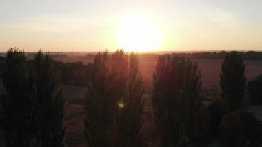 Kameranın batımında alanın üzerinde dairesel uçuş