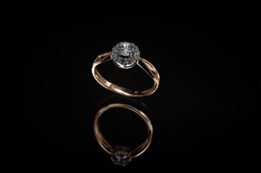 Siyah bir zemin üzerine bir taş altın alyans