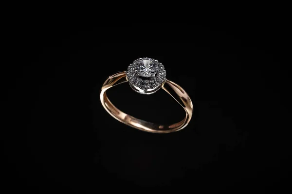 婚礼金戒指与石头在一个黑色背景 — 图库照片