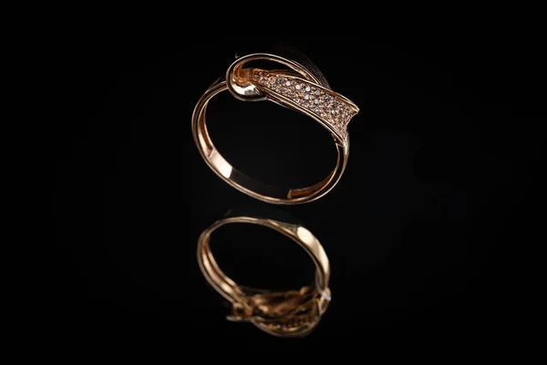 Свадебное Золотое Кольцо Камнями Черном Фоне — стоковое фото