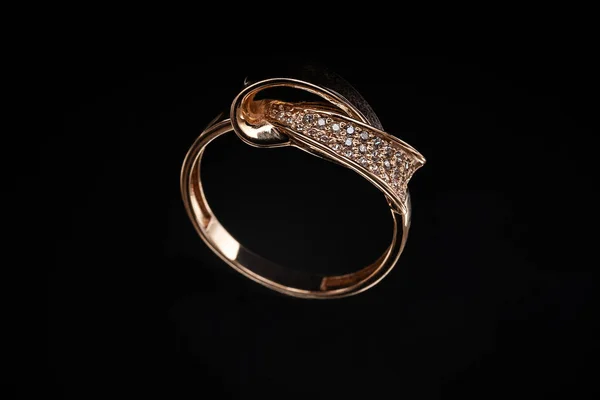 Kostbare Gouden Ring Met Stenen Reflectie Glas — Stockfoto