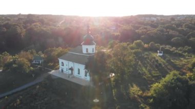 Bu stok video dağlarda bir köy için bir kilise çevresinde çember bir hava atış gösterir. Bu inanç ve Bakanlıklar hakkında konuşmak projeler için iyi bir klip olduğunu