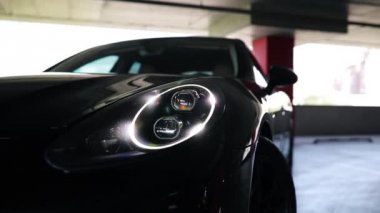 Bu stok video bir dairesel bir araba bir profil kaydırma gösterir. Atış araç farlar üzerinde duruluyor