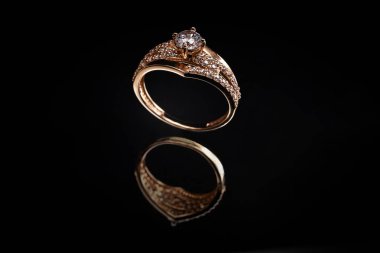 Ayna siyah arka plan üzerinde yansıması ile altın yüzük