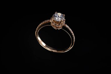 Altın yüzük çok sayıda taşlar ile dekore edilmiştir.