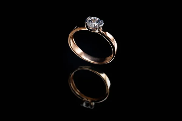 Złoty Pierścień Odbicia Dużym Kamieniem Czarnym Tle — Zdjęcie stockowe