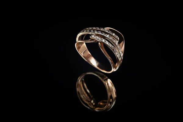 Gouden Ring Met Reflectie Spiegel Zwarte Achtergrond — Stockfoto