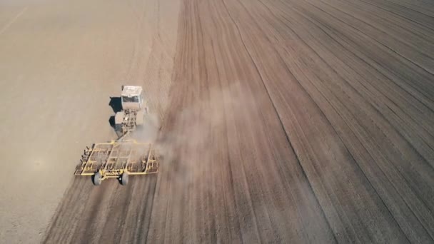 Drone Vuela Sobre Tractor Con Rodillo Que Procesa Campo — Vídeos de Stock