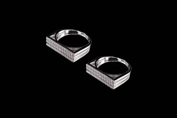 Dois anéis de prata em um fundo preto — Fotografia de Stock