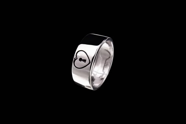 Anillo de plata con corazón y cerradura sobre fondo negro — Foto de Stock