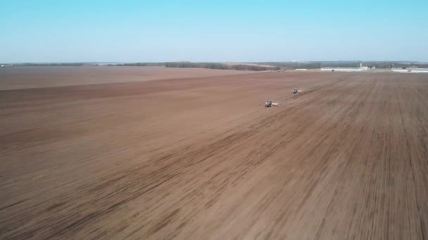 两台拖拉机给田地施肥 — 图库视频影像