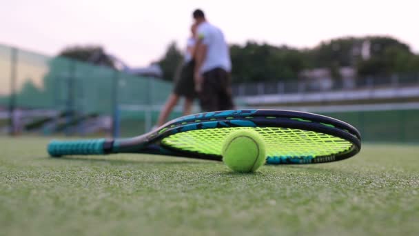 Attrezzatura Tennis Sdraiata Sul Campo Una Coppia Tennisti Parla Uno — Video Stock
