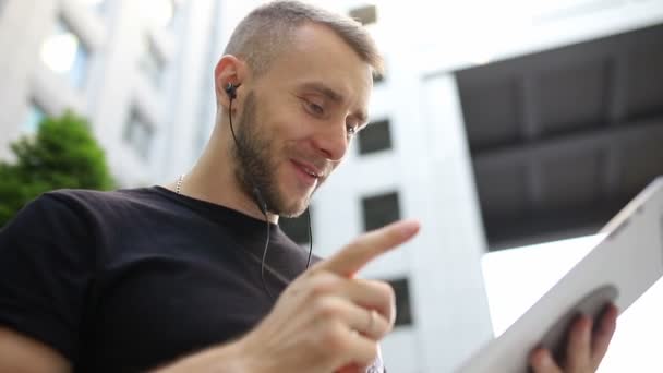 Conversar Comprimido Homem Com Fones Ouvido Tablet Rua — Vídeo de Stock