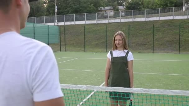 Händeschütteln Vor Dem Tennisspielen Mann Und Mädchen Auf Dem Tennisplatz — Stockvideo