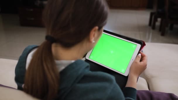 Fille Tient Une Tablette Avec Écran Vert Dans Ses Mains — Video