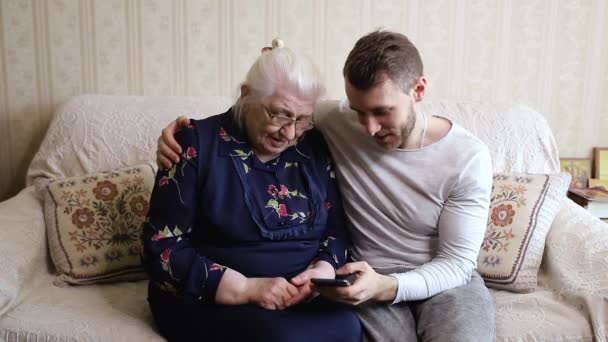 Nipote Mostra Foto Della Nonna Telefono — Video Stock