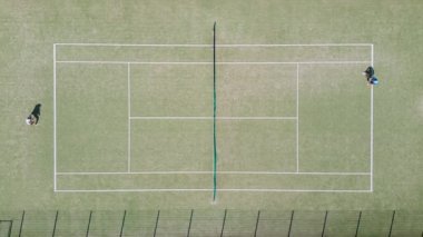 Tenis kortunun üst görüntüsü