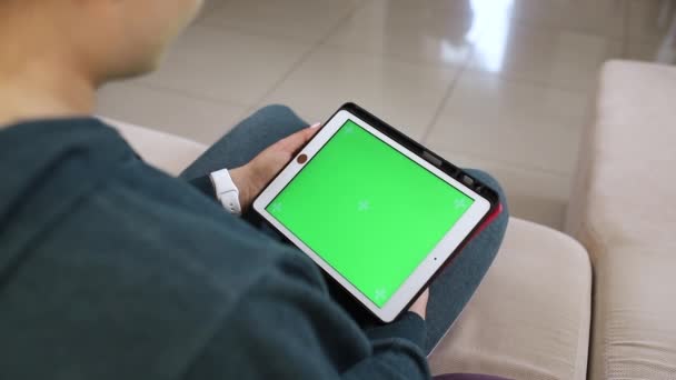 Fille Regarde Écran Vert Tablette — Video